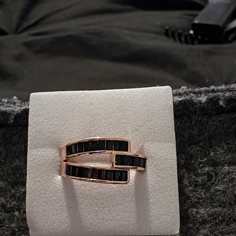 Elegant Black and Gold Women's Ring